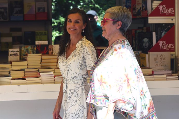 La Reina Letizia y Eva Orúe, directora de la Feria del Libro de Madrid, durante la inauguración de la 84ª Feria del Libro de Madrid en el Parque del Retiro, a 30 de mayo de 2025, en Madrid (España). Esta edición de la Feria del Libro está dedicada a la ci