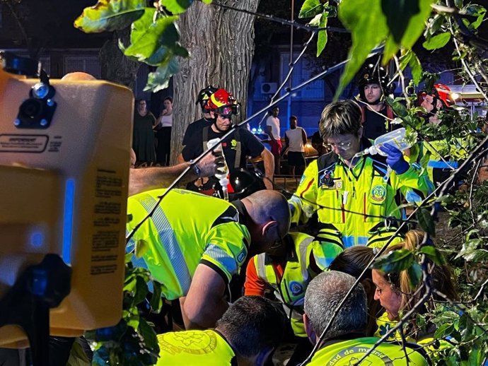 Efectivos de Samur PC atienden a un herido en Madrid