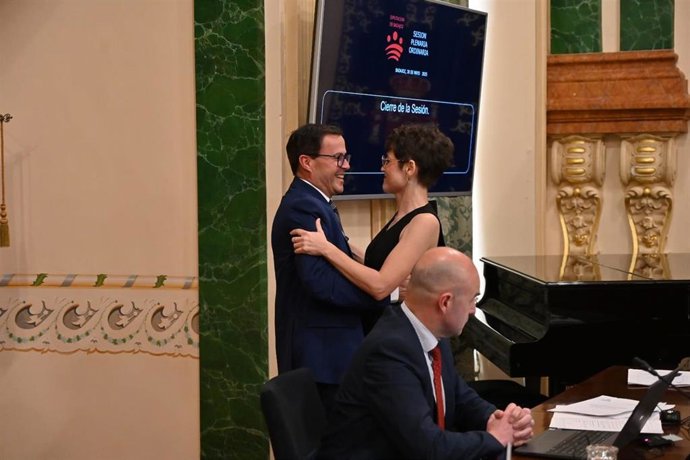 La presidenta de la Diputación de Badajoz, Raquel del Puerto, y el expresidente de la institución provincial pacense Miguel Ángel Gallardo