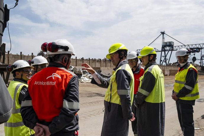El lehendakari, Imanol Pradales, en su visita a la planta ACB de Sestao.
