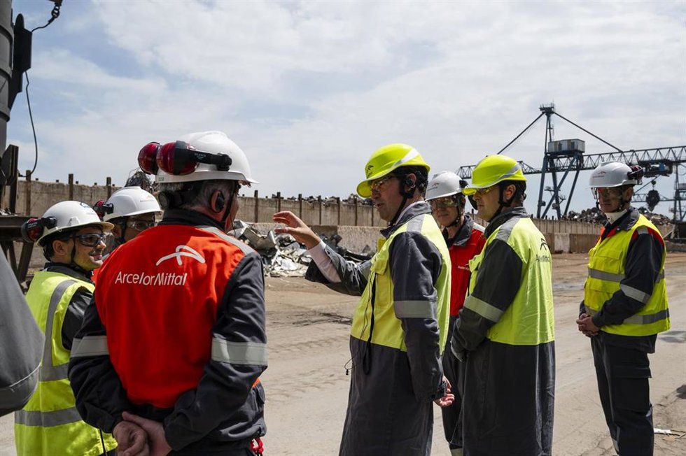 El lehendakari, Imanol Pradales, en su visita a la planta ACB de Sestao.