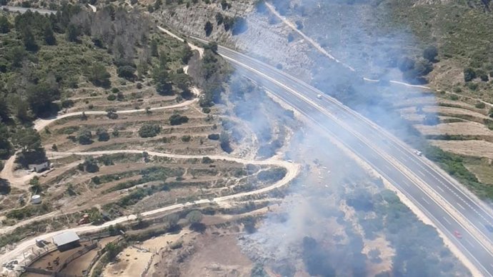 Incendio forestal declarado en el kilómetro 630 de la AP-7 a la altura de Calp (Alicante)