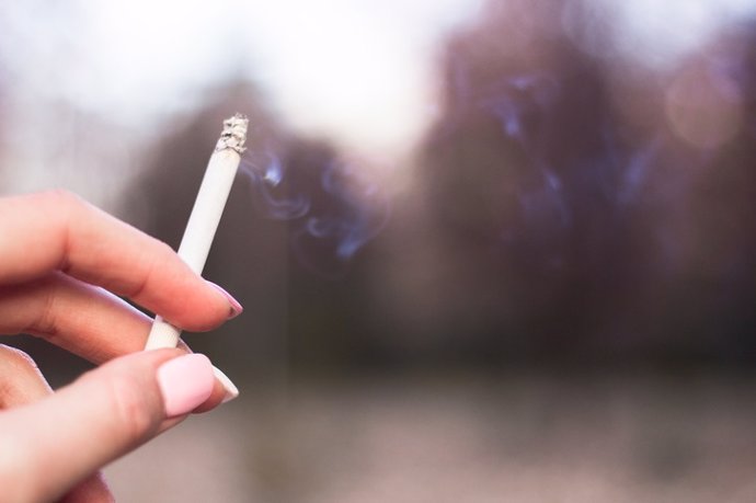Archivo - Imagen de recurso de una persona fumando.