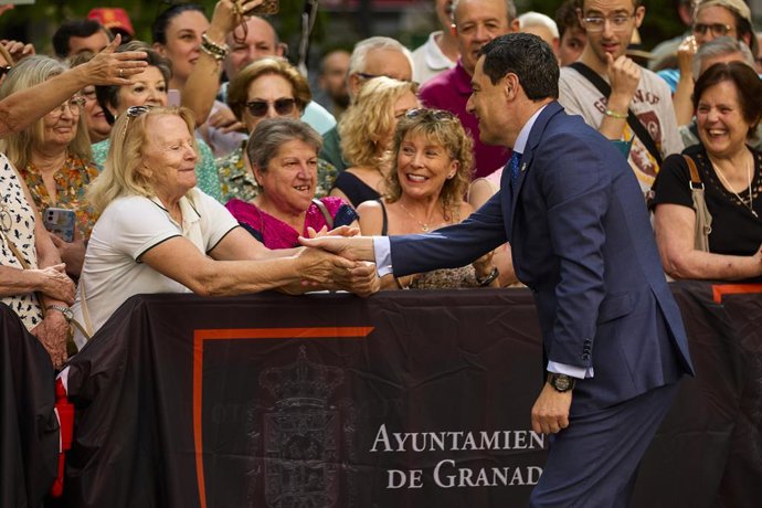 El Rey Felipe VI durante la visita a la Basílica de la Virgen de las Angustias, a 30 de mayo de 2025 en Granada (Andalucía, España). El Rey Felipe VI, acompañado por el presidente de la Junta de Andalucía, Juanma Moreno, y el delegado del Gobierno de Espa