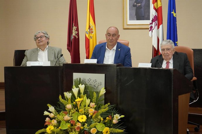 El presidente de la Diputación y el jurado dan a conocer a los galadores del Premio Gil de Biedma de Poesía.