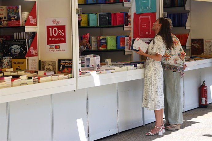La Reina Letizia durante la inauguración de la 84ª Feria del Libro de Madrid en el Parque del Retiro, a 30 de mayo de 2025, en Madrid (España). Esta edición de la Feria del Libro está dedicada a la ciudad de Nueva York y se prolongará durante diecisiete d