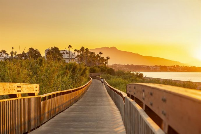Archivo - El Ayuntamiento de Estepona encara la recta final del macroproyecto iniciado hace ya más de una década para crear un corredor que permita recorrer a pie todo el borde litoral del municipio