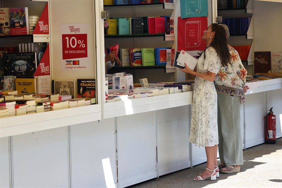 La Reina Letizia durante la inauguración de la 84 Feria del Libro de Madrid en el Parque del Retiro, a 30 de mayo de 2025, en Madrid (España). Esta edición de la Feria del Libro está dedicada a la ciudad de Nueva York y se prolongará durante diecisiete