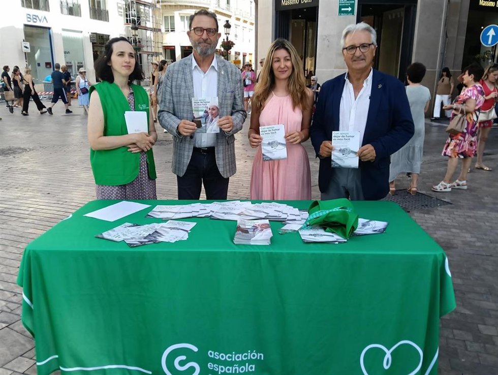 La AECC instala mesas informativas con motivo del Día Mundial sin Tabaco.