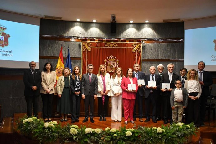 Foto de familia de autoridades y galardonados con el XVII Premio del Foro Justicia y Discapacidad.