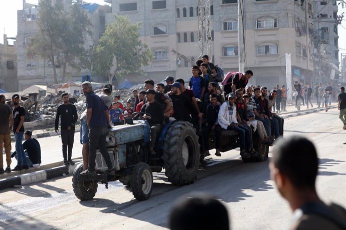 May 30, 2025, Nusairat, Gaza Strip, Palestinian Territory: Displaced Palestinians carrying relief supplies return from an aid distribution centre in the central Gaza Strip on May 30, 2025. The humanitarian situation in Gaza, where aid has finally begun to