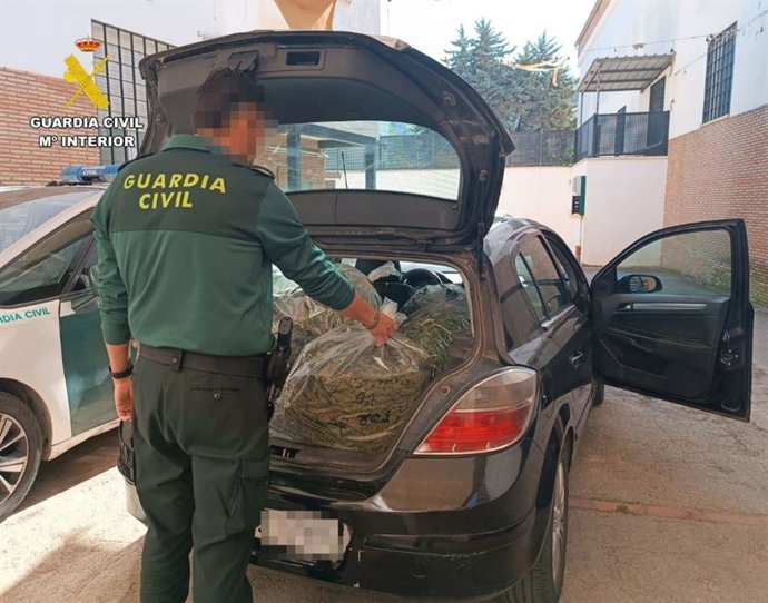 Coche con bolsas de marihuana intervenidas