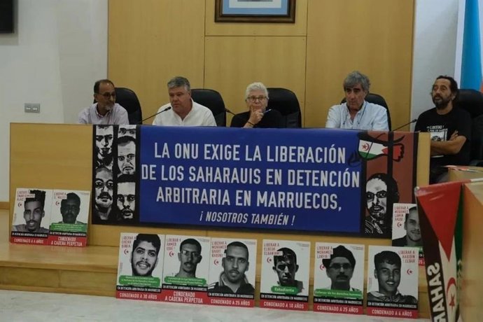 Integrantes de la marcha por la libertad de los presos políticos saharauis en su etapa en Sevilla.