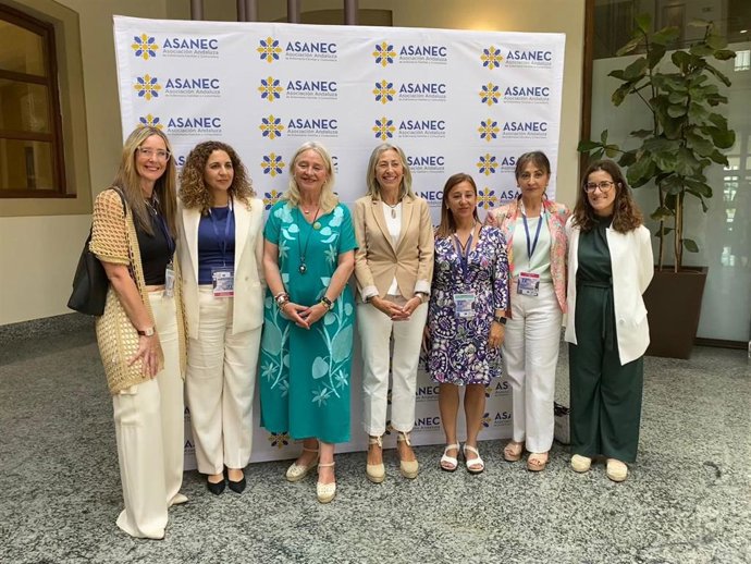 La consejera de Salud y Consumo de la Junta de Andalucía, Rocío Hernández, en la clausura del XVI Congreso de Asanec (Asociación Andaluza de Enfermería Familiar y Comunitaria) en Cádiz.