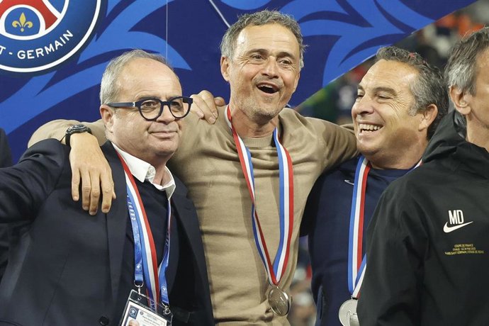 Luis Enrique, junto a Luis Campos y Joaquín Valdés tras la conquista de la Copa de Francia