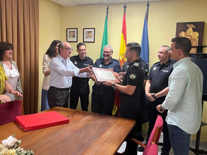 El vecino de Écija Antonio Martínez Romero entrega una placa de reconocimiento a sus "ángeles de la guarda"