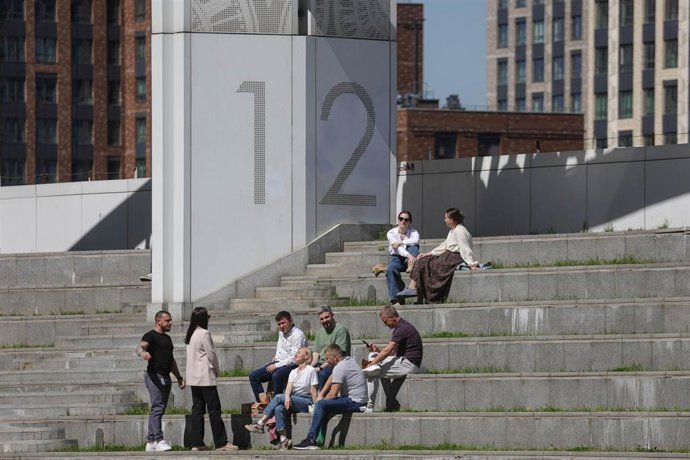 Un grupo de personas en una zona de empresas de Moscú