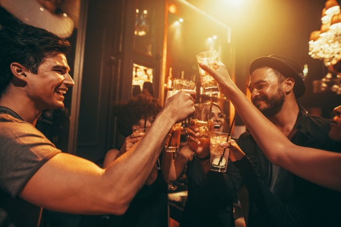 Archivo - Imagen de recurso de personas bebiendo alcohol en un bar.