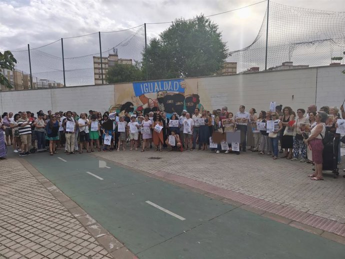 Concentración ciudadana contra la vandalización del mural feminista de la avenida de La Barzola