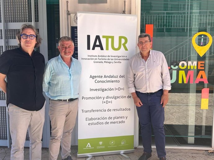Reunión del presidente de la Mancomunidad de Municipios Axarquía-Costa del Sol, Jorge Martín, en el Instituto Andaluz de Turimo.