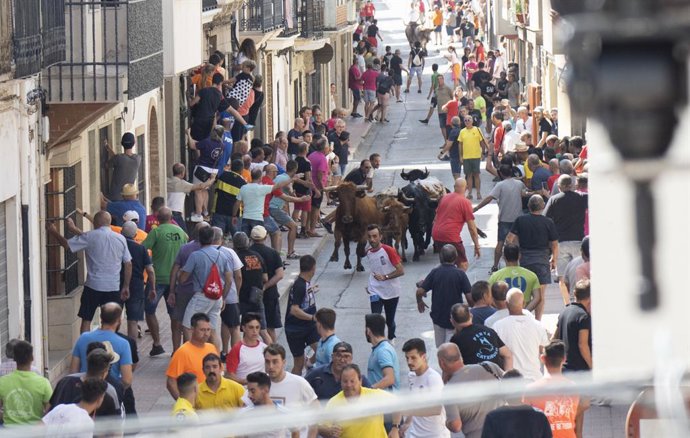 Archivo - Arxiu - Festeig de 'bous al carrer' en imatge d'arxiu