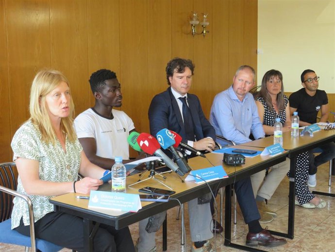 El director gerente de San Juan de Dios, Juan Francisco Seco (centro), durante el balance de actividad del centro de ayuda humanitaria del Pozo