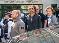 Russell Brand se declara inocente de los cargos de violación y agresión sexual