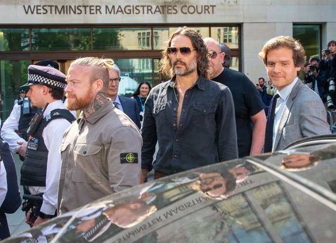 02 May 2025, United Kingdom, London: Comedian Russel Brand leaves Westminster Magistrate Court in London after a hearing over rape charges. Photo: Tayfun Salci/ZUMA Press Wire/dpa