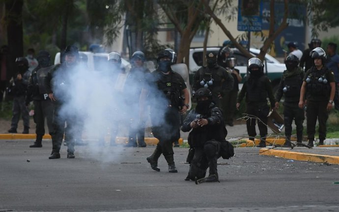 Archivo - Arquivo - Polícia entra em confronto com partidários do líder da oposição Camacho durante protesto após sua prisão, em Santa Cruz, Bolívia.