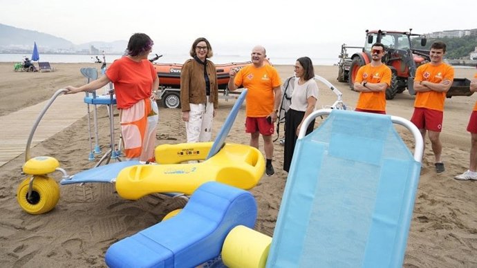 La diputada general de Bizkaia, Elixabete Etxanobe, y la diputada de Medio Natural y Agricultura, Arantza Atutxa, presentan en el arenal de Ereaga la temporada de playas.