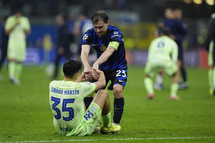 Nicolo Barella levanta a Gerard Martín tras el Inter-FC Barcelona de la Liga de Campeones 24-25