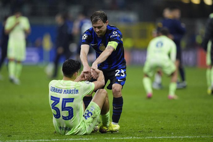 Nicolo Barella of Inter helps to Gerard Martin of FC Barcelona during the UEFA Champions League 2024/25 Semi Final First Leg match between FC Internazionale Milano and FC Barcelona at Giuseppe Meazza Stadium on May 06, 2025 in Milan, Italy.