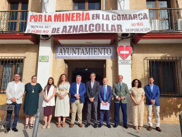 Jorge Paradela y su equipo junto al alcalde de Aznalcóllar frente al Ayuntamiento