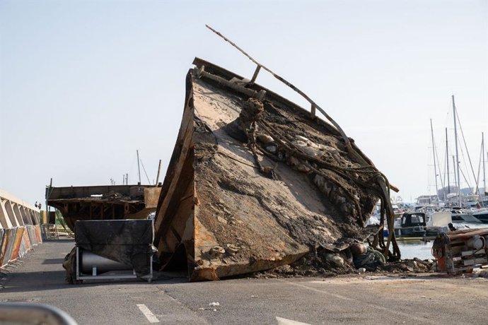 Continúan los trabajos de retirada de aguas del Puerto de Benalmádena del USS Willow, barco estadounidense de comienzos del siglo XX que dn 1996 llegó al recinto portuario de la ciudad costasoleña donde fue espacio de ocio, bar y restaurante.