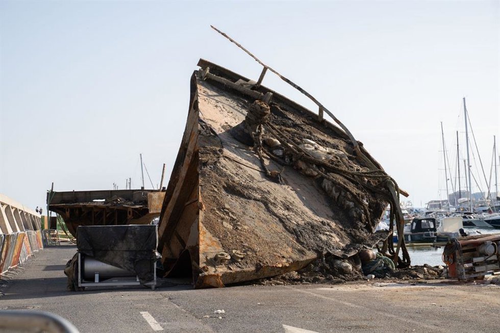 Continúan los trabajos de retirada de aguas del Puerto de Benalmádena del USS Willow, barco estadounidense de comienzos del siglo XX que dn 1996 llegó al recinto portuario de la ciudad costasoleña donde fue espacio de ocio, bar y restaurante.