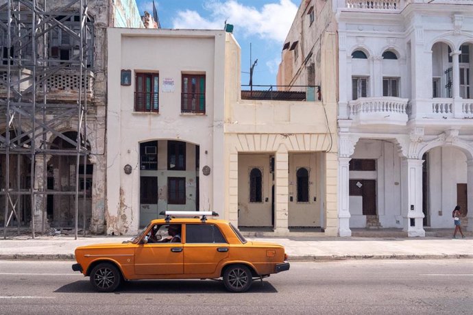 Archivo - Un coche circula por una calle de La Habana, capital de Cuba