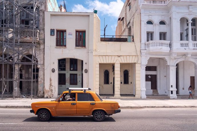 Archivo - March 28, 2025, Havana, Cuba: A vintage car is seen in Havana. Havana, Cuba's capital, is a city of rich history, vibrant culture, and colonial charm. Known for its colorful streets, vintage cars, and lively music, it blends Spanish, African, an