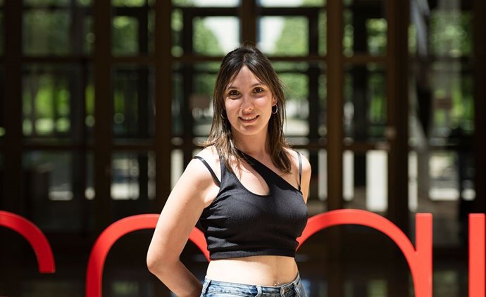 Adriana Armendáriz, retratada en el edificio del rectorado de la UPNA.