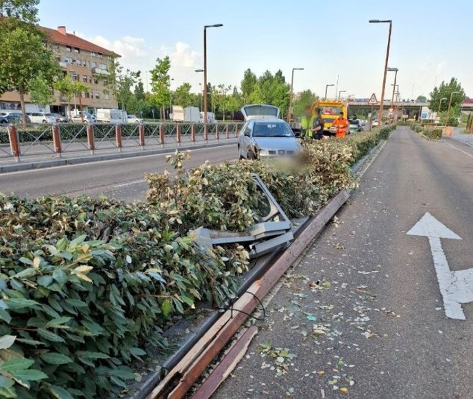 Accidente en Arroyo (Valladolid) donde un joven colisionó en su vehículo contra la mediana y posteriormente dio positivo por cocaina y anfetamina.