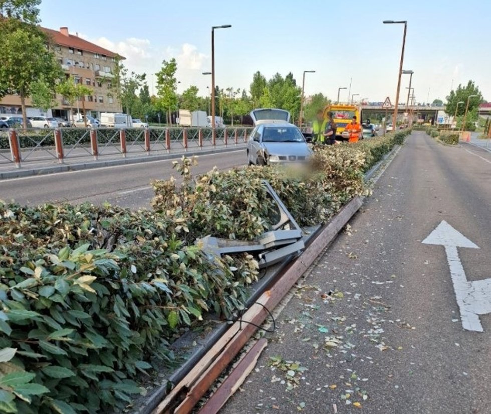 Accidente en Arroyo (Valladolid) donde un joven colisionó en su vehículo contra la mediana y posteriormente dio positivo por cocaina y anfetamina.