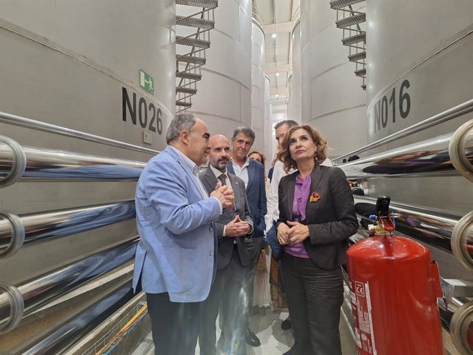 La vicepresidenta primera del Gobierno y ministra de Hacienda, María Jesús Montero durante una visita a una planta de envasado de la cooperativa agroalimentaria Dcoop