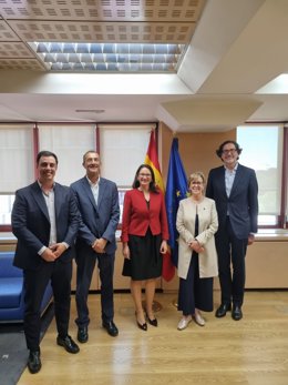 La AEFI traslada a la Comisión Europea sus quejas normativas y supervisoras en el sector 'fintech'. En segundo lugar por la derecha, la comisaria de Servicios Financieros y Unión de Ahorros e Inversiones, Maria Luís Albuquerque.