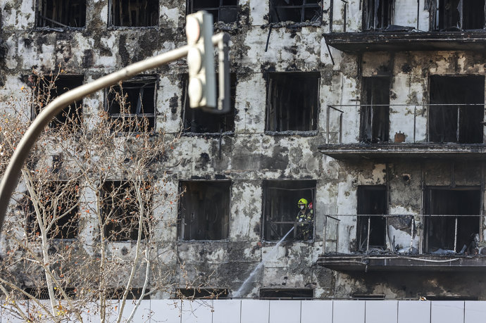Archivo - Arxiu - Un agent de la Policia Científica cerca les causes de l'incendi en l'edifici del barri de Campanar, a 24 de febrer del 2024, a València