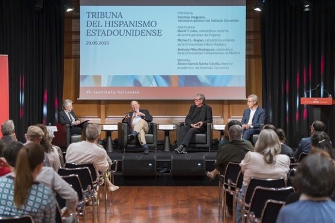 De izquierda a derecha: el director académico del Cervantes, Álvaro García Santa-Cecilia; y los catedráticos Robert L. Kagan (Universidad Johns Hopkins), David T. Gies (Universidad de Virginia) y Antonio Niño (Universidad Complutense).