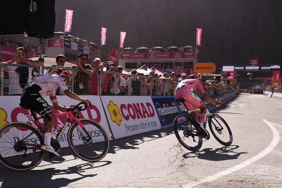 El ciclista francés Nicolas Prodhomme (Decathlon AG2R La Mondiale Team) ha ganado este viernes la decimonovena etapa del Giro de Italia, disputada entre Biella y Champoluc sobre 166 kilómetros