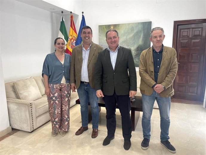 Firma del convenio entre la Diputación Provincial de Huelva y Freshuelva para el Congreso Internacionl de Frutos Rojos.