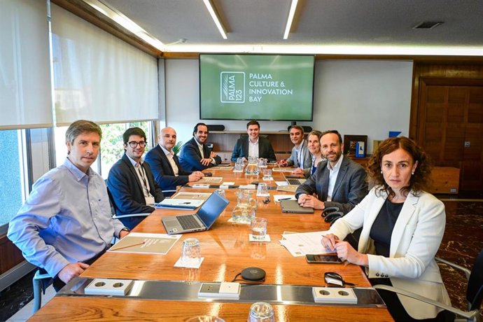 Representantes del Govern, Consell de Mallorca, Ayuntamiento de Palma, UIB y APB en la constitución del Comité de Coordinación del Palma Culture & Innovation Bay.