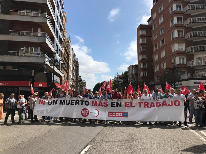 Archivo - Concentración d'UXT y CCOO contra la siniestralidá de llaboral, semeya d'arquivu.