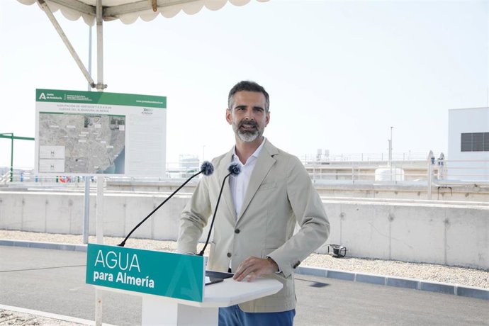 El consejero de Agricultura, Pesca, Agua y Desarrollo Rural, Ramón Fernández-Pacheco (i), en Cuevas del Almanzora (Almería).