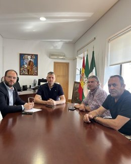 Los alcaldes de Jimena, Francisco Gómez, Castellar, Adrián Vaca, y San Martín del Tesorillo, Jesús Fernández, junto al presidente de la Junta de Distrito de San Pablo, Antonio Muñoz, en una reunión conjunta.